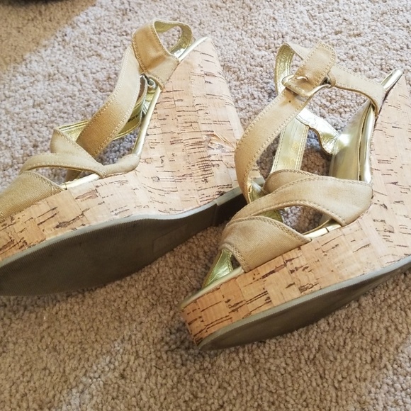 Aldo tan canvas wedge sandals with gold soles - Picture 3 of 4